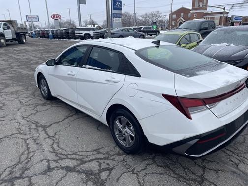 2024 Hyundai ELANTRA SE