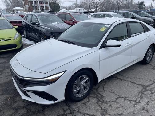 2024 Hyundai ELANTRA SE