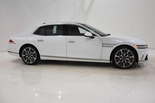 2025 Genesis G90 e-SC