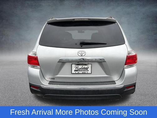 Classic Silver Metallic 2013 Toyota Highlander SE