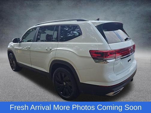 Pure White 2025 Volkswagen Atlas 2.0T SE w/Technology