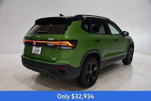 Bright Moss Green/Blk Rf 2026 Volkswagen Taos SE Black