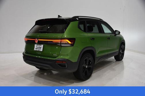 Bright Moss Green/Blk Rf 2026 Volkswagen Taos SE Black