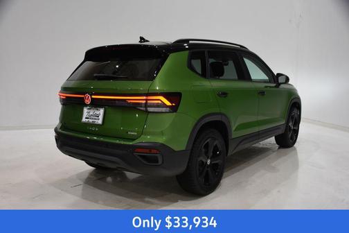 Bright Moss Green/Blk Rf 2026 Volkswagen Taos SE Black