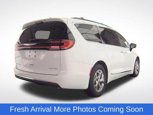 Bright White Clearcoat 2023 Chrysler Pacifica Limited