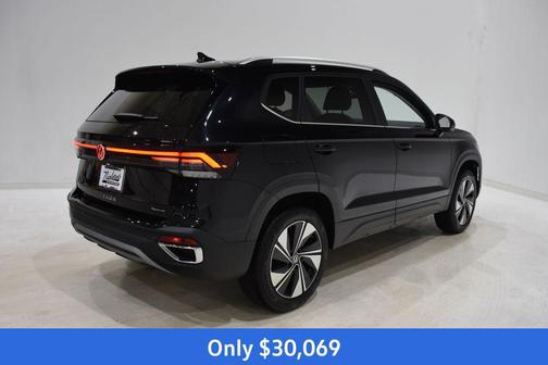 Deep Black Pearl 2026 Volkswagen Taos SE