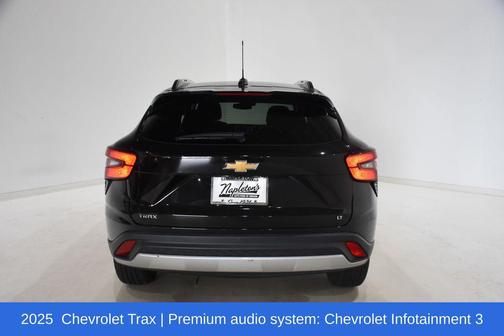 Mosaic Black Metallic 2025 Chevrolet Trax LT
