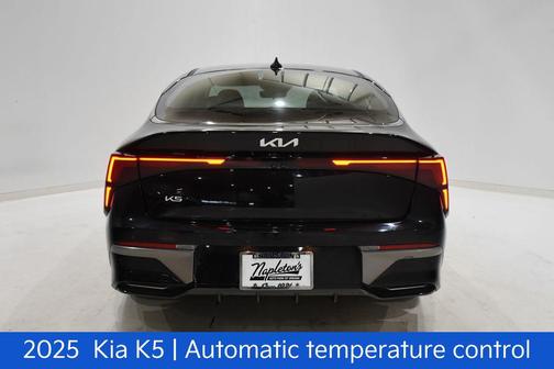Aurora Black Pearl 2025 Kia K5 LXS