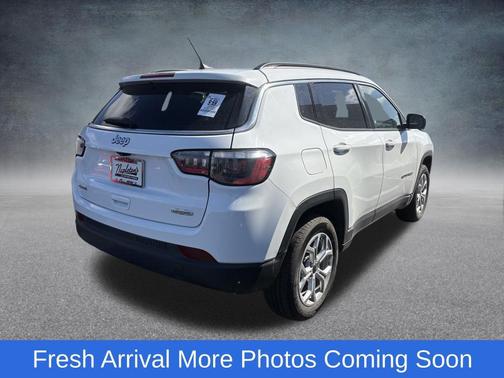Bright White Clearcoat 2025 Jeep Compass Latitude