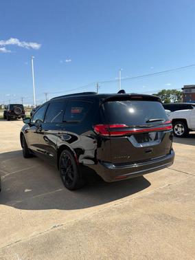 Diamond Black 2026 Chrysler Pacifica Limited