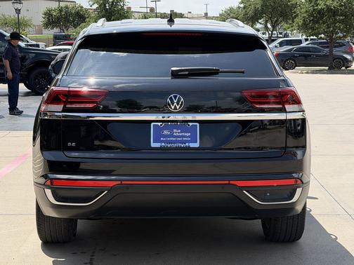 Deep Black Pearl 2022 Volkswagen Atlas Cross Sport 2.0T SE w/Technology