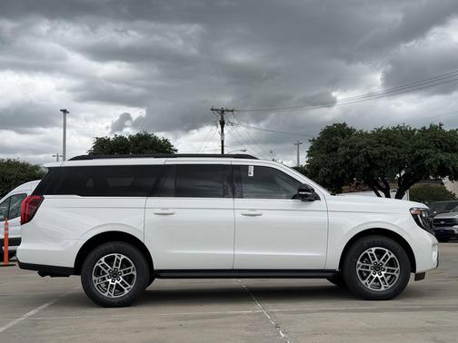 Star White Metallic Tri-Coat 2026 Ford Expedition Max Active 4x2