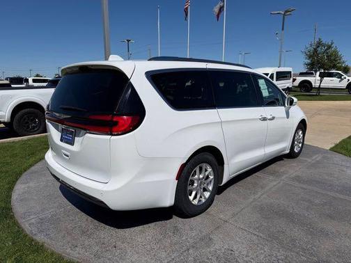 Bright White Clearcoat 2021 Chrysler Pacifica Touring L