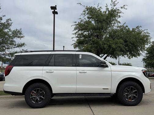 Star White Metallic Tri-Coat 2026 Ford Expedition Tremor