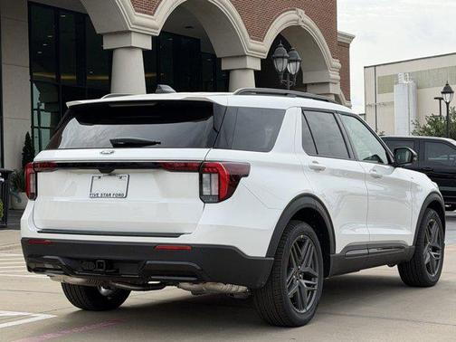 Star White Metallic Tri-Coat 2026 Ford Explorer ST-Line