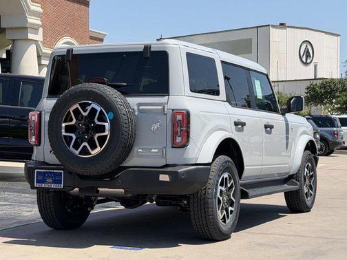 Avalanche Gray 2026 Ford Bronco Outer Banks