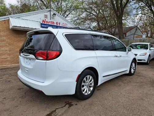 Bright White Clearcoat 2017 Chrysler Pacifica Touring-L
