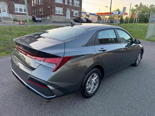 2025 Hyundai ELANTRA SE
