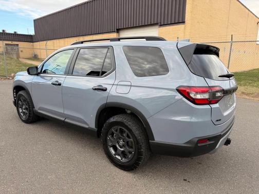 Teal 2025 Honda Pilot TrailSport