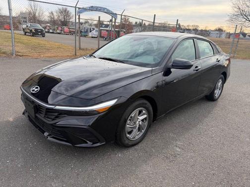 Abyss Black Pearl 2025 Hyundai ELANTRA SE
