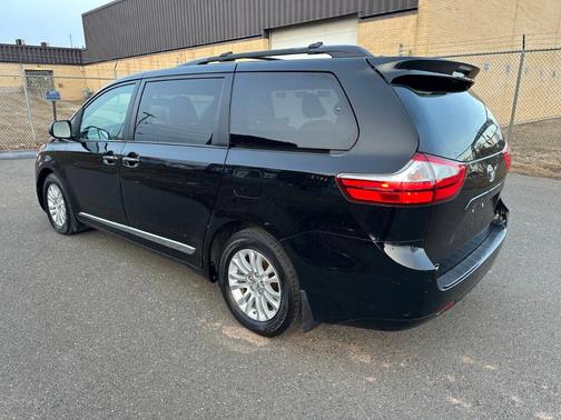 2017 Toyota Sienna XLE