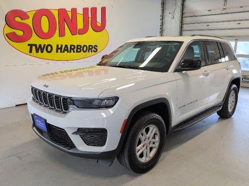 Bright White Clearcoat 2023 Jeep Grand Cherokee Laredo