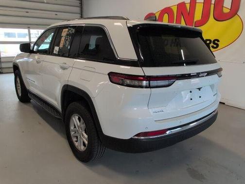 Bright White Clearcoat 2023 Jeep Grand Cherokee Laredo