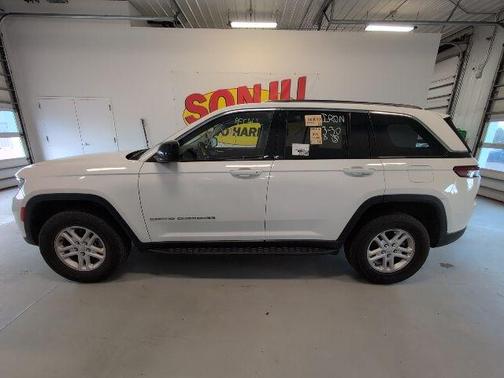 Bright White Clearcoat 2023 Jeep Grand Cherokee Laredo
