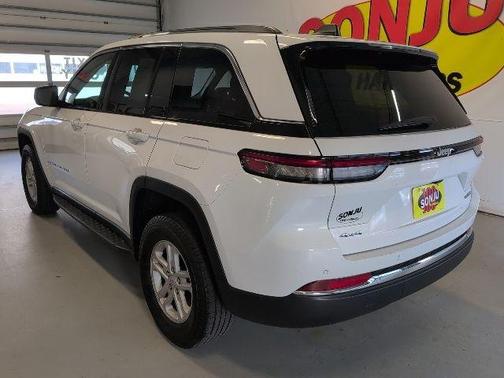 Bright White Clearcoat 2023 Jeep Grand Cherokee Laredo