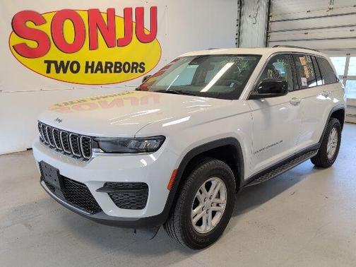 Bright White Clearcoat 2023 Jeep Grand Cherokee Laredo