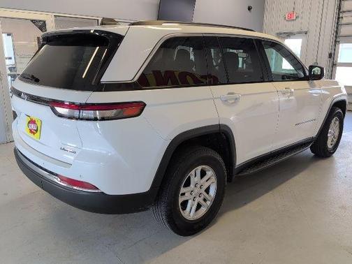 Bright White Clearcoat 2023 Jeep Grand Cherokee Laredo