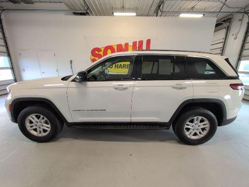 Bright White Clearcoat 2023 Jeep Grand Cherokee Laredo