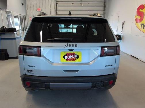 Silver Zynith Clearcoat 2026 Jeep Cherokee LAREDO/LIMITED