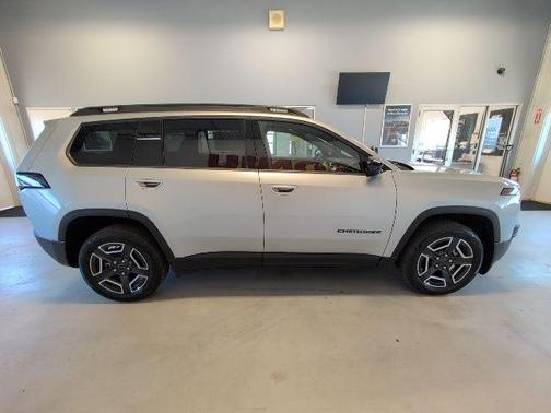 Silver Zynith Clearcoat 2026 Jeep Cherokee LAREDO/LIMITED