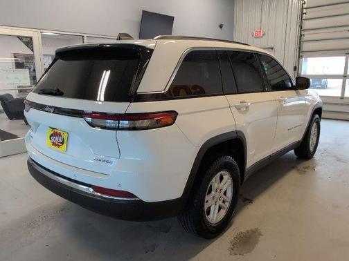 Bright White Clearcoat 2023 Jeep Grand Cherokee Laredo