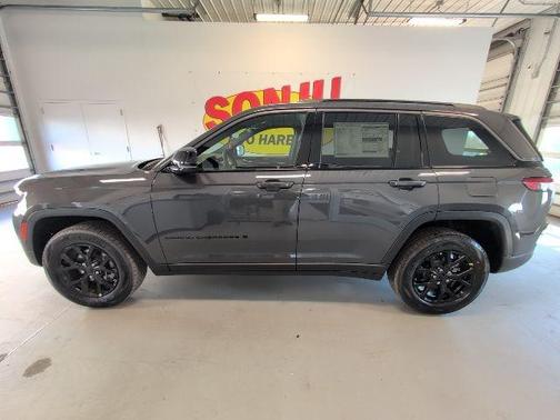 Metallic 2026 Jeep Grand Cherokee Laredo