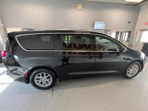 Diamond Black 2025 Chrysler Pacifica Select