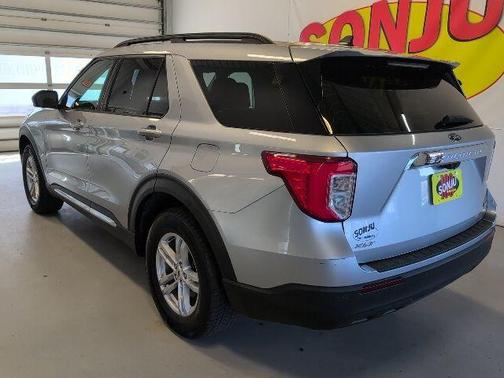 Iconic Silver Metallic 2022 Ford Explorer XLT