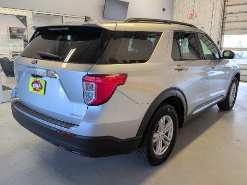 Iconic Silver Metallic 2022 Ford Explorer XLT