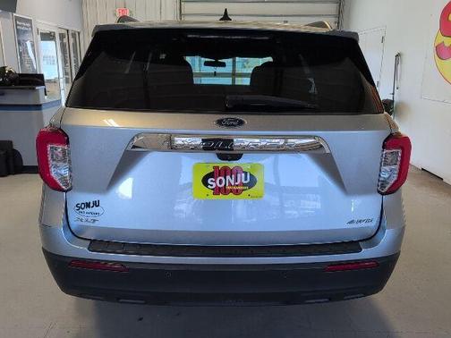Iconic Silver Metallic 2022 Ford Explorer XLT