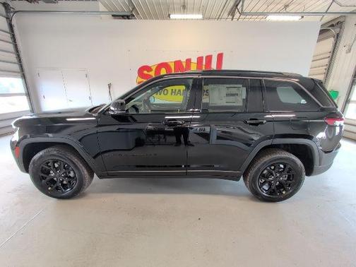 Diamond Black 2026 Jeep Grand Cherokee Laredo