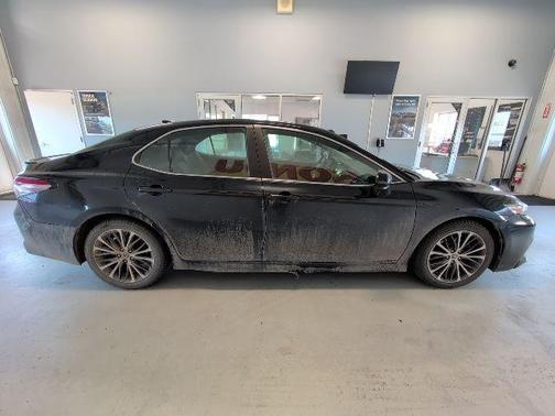 Midnight Black Metallic 2019 Toyota Camry SE
