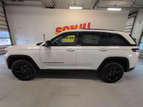 Bright White Clearcoat 2026 Jeep Grand Cherokee Laredo