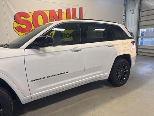 Bright White Clearcoat 2026 Jeep Grand Cherokee Limited
