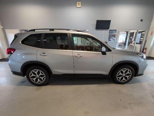 Ice Silver Metallic 2019 Subaru Forester Premium