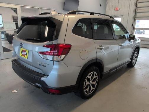 Ice Silver Metallic 2019 Subaru Forester Premium