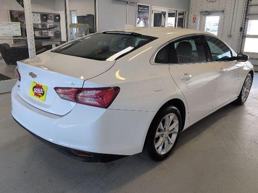 Summit White 2022 Chevrolet Malibu LT