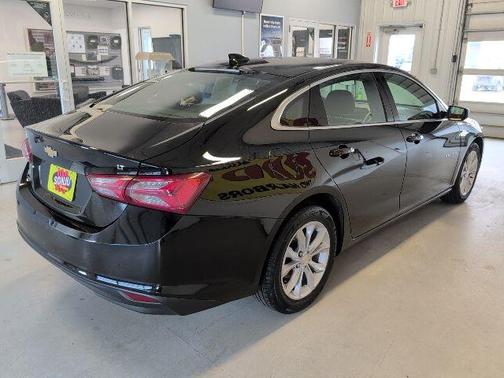 Mosaic Black Metallic 2022 Chevrolet Malibu LT