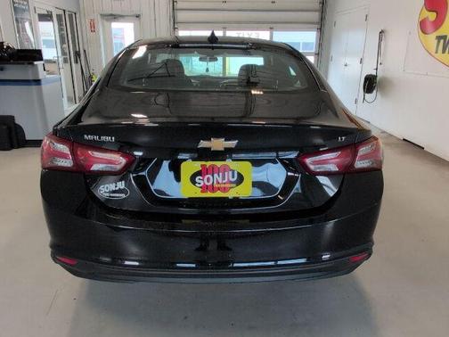 Mosaic Black Metallic 2022 Chevrolet Malibu LT