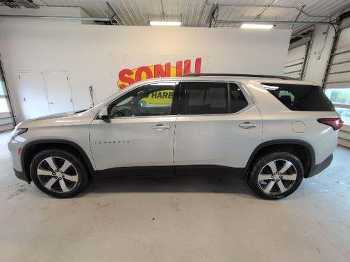 Silver Ice Metallic 2022 Chevrolet Traverse LT Leather
